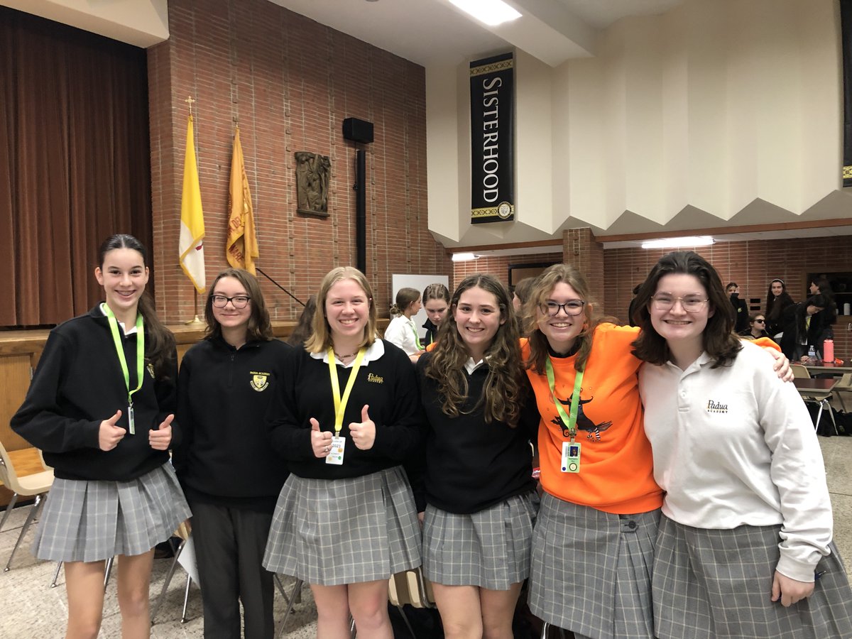 PaduaMediaGroup's tweet photo. Sisterhood Sunday! Senior Big Sisters and their Freshmen Little Sisters participated in a Halloween activity together. It was a great way to get into the spooky spirit and get to know their Padua sister! https://t.co/l9OZLBvk6V