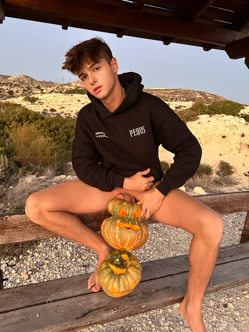 Happy Halloween guys ?
.
.
https://t.co/Br39SCRMSc
.
.
#love #gay #halloween #twitter https://t.co/H