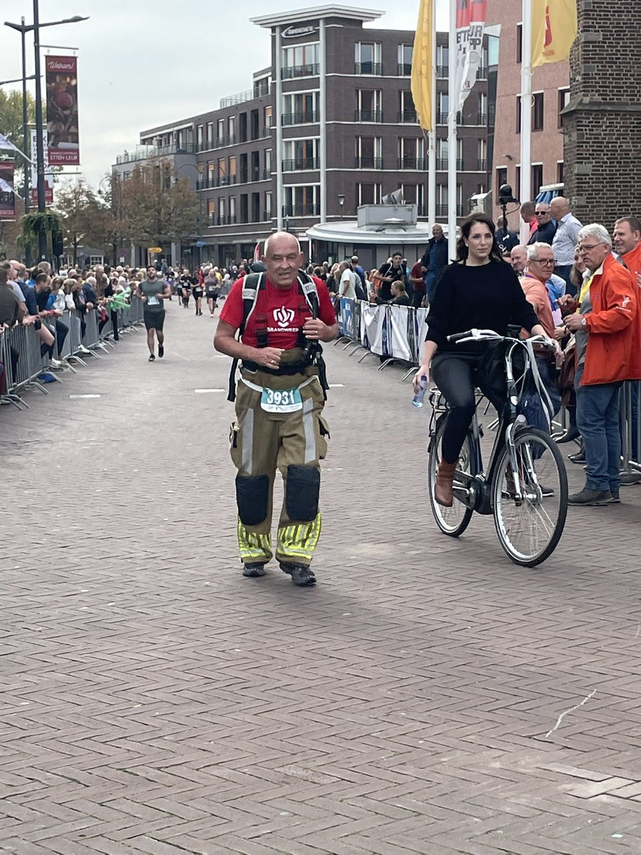 Super trots op onze brandweermannen die met bepakking in dit warme weer de 5km hebben gelopen, ik neem mijn hoed voor jullie af. Veiligheidsregio Midden- en West-Brabant Van Oers Marathon Brabant Gemeente Etten-Leur