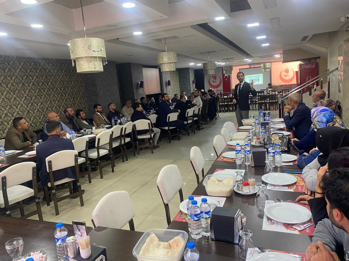 İl Yönetim kurulu üyelerimiz,
18 ilçe başkanımız,
MKYK üyemiz Sn. <a href="/Yahyazt04123114/">Yahya Öztürk</a>
Alperen Ocakları il Başkanımız,
İl Kadın Kolları Başkanımızın katılımıyla istişare toplantısı yapıp #Erzurum için Pozitif Ayrımcılık projemizin sunumunu gerçekleştirdik.

#BirlikteGüçlüyüz