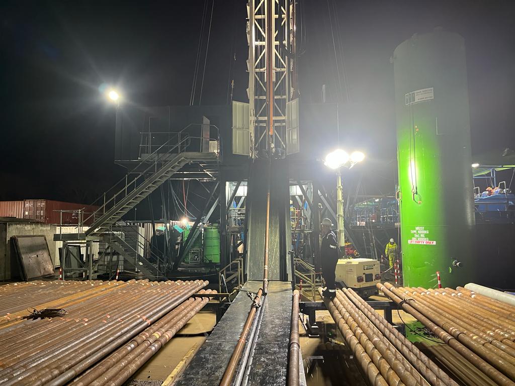angusenergyplc's tweet photo. Getting ready to run and rack 1,300m of 4” drill pipe tonight - in preparation for the casing scraper &amp; displacement to OBM run tomorrow. #ANGS https://t.co/ucm22jI2pE