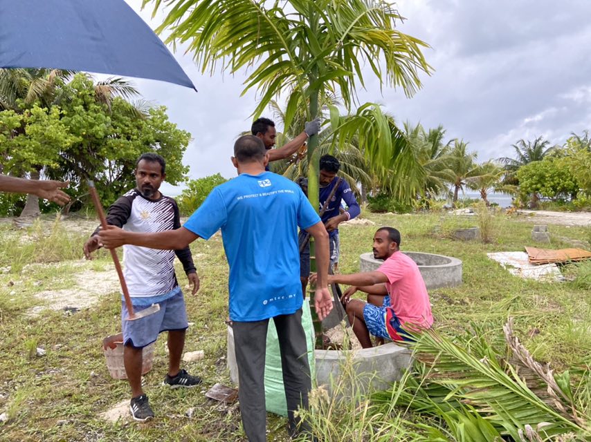MvNids's tweet photo. މިނިސްޓްރީ އޮފް ޔޫތު، ސްޕޯޓްސް އެންޑް ކޮމިއުނިޓީ އެމްޕަވަރމަންޓްގެ ގްރާންޓްގެ ދަށުން ކައުންސިލާއި ގުޅިގެން ނަޑެއްލާގައި  މި ޖަމްޢިއްޔާއިން ކުރިއަށް ގެންދާ "ހޮޅުއަށި" މަޝްރޫޢުގެދަށުން އެސަރަހައްދުގައި ގަސްއިންދުމުގެ މަސައްކަތް މިއަދުވަނީ ނިންމާލެވިފައި
@MoYSCEmv
#holhuashinadella https://t.co/NyLwgNJpLA