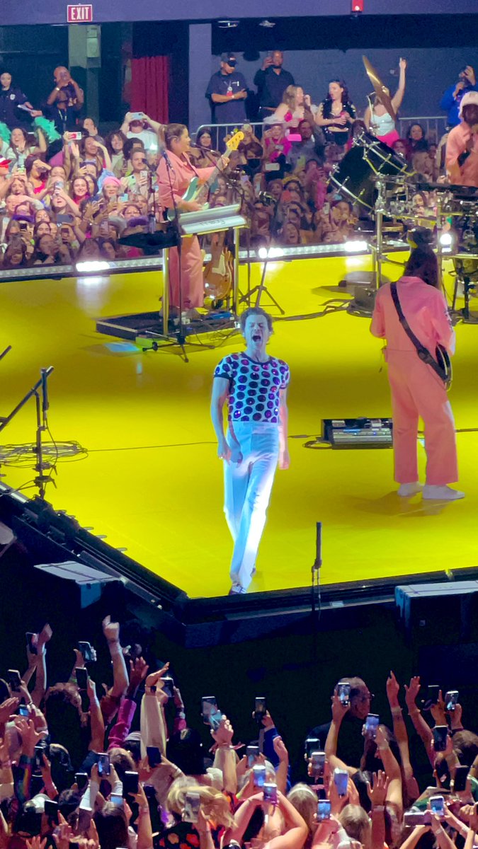 GreatPods's tweet photo. It ain’t a podcast, but gd it. I was lucky enough to go to Harry’s concert. It’s a vibe to feed off of. #HappyHarryween poddy people! #HarryStylesLoveOnTour2022 https://t.co/GdVUcfogsv