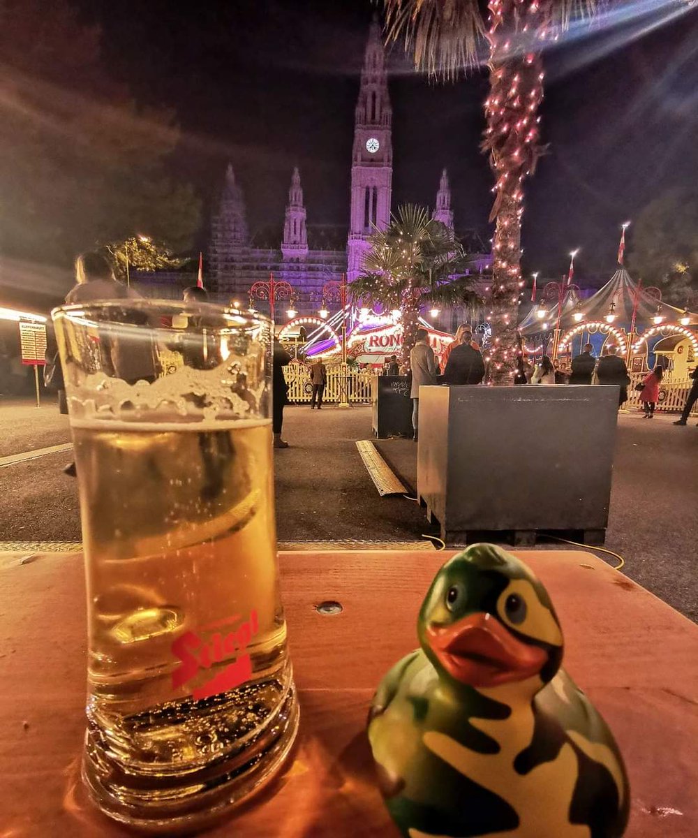 ElPatitoViajero's tweet photo. Y así puse punto y final a mi viaje a Viena, tomándome una cervecita en la plaza del preciosísimo ayuntamiento, que lucía así de hermosa con la visita del circo Roncalli.
#austria #viena #österreich #wien #rathausplatz #neogotico #circustheaterroncalli #stiegl #travelduck https://t.co/R8KknZYPgH