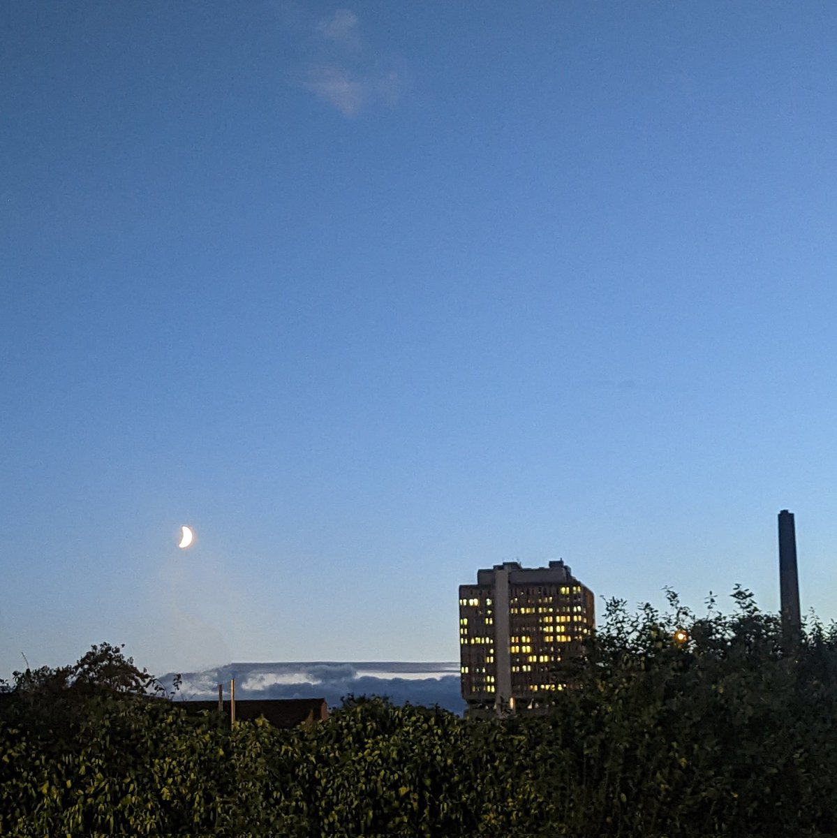 ryangadams's tweet photo. Got a nice photo of the moon tonight. Looks better in reality though https://t.co/dUOeDffnD9