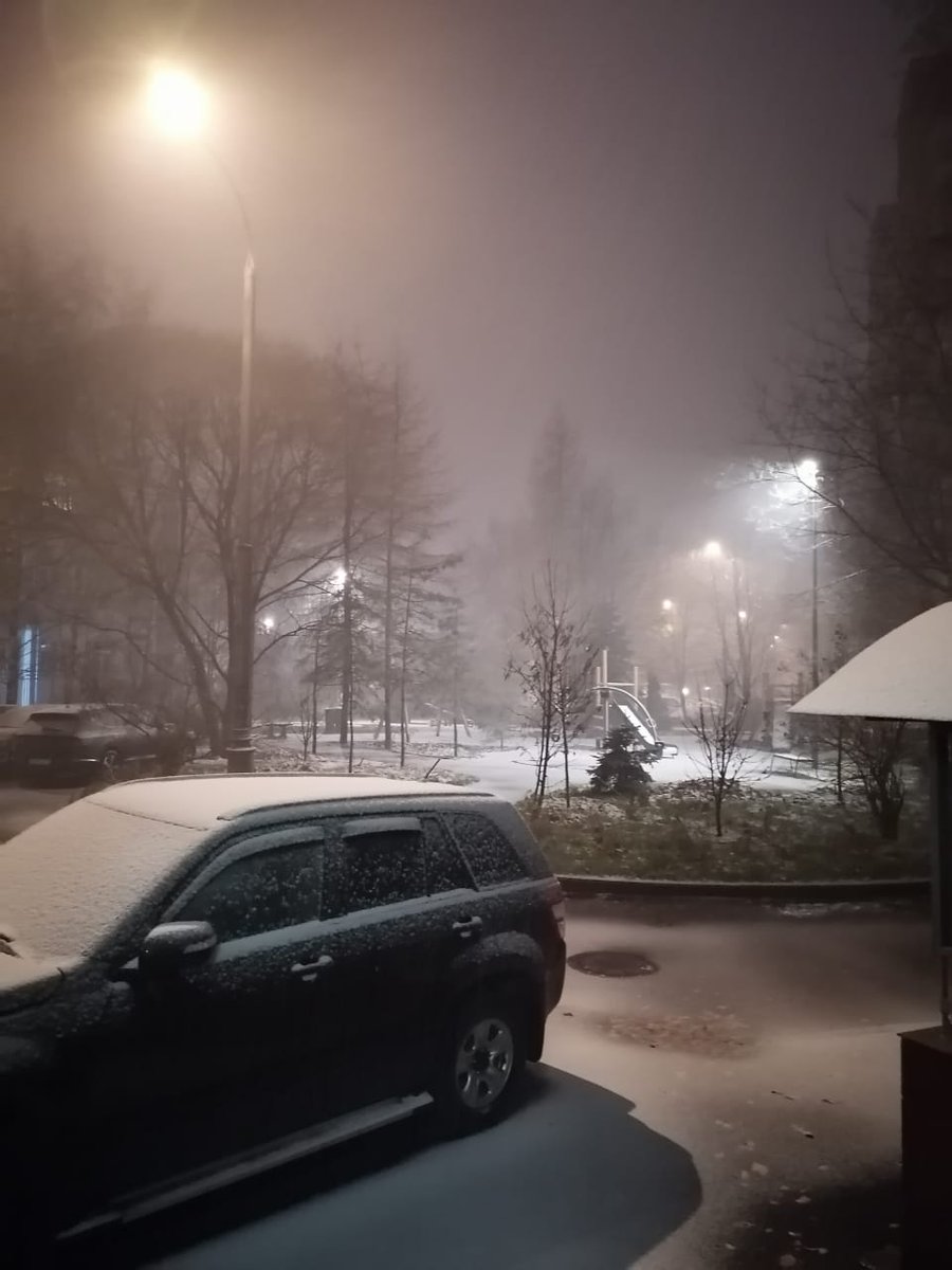 Москва. Снег идёт, снег идёт... А перед этим сверкала молния и гремел гром.