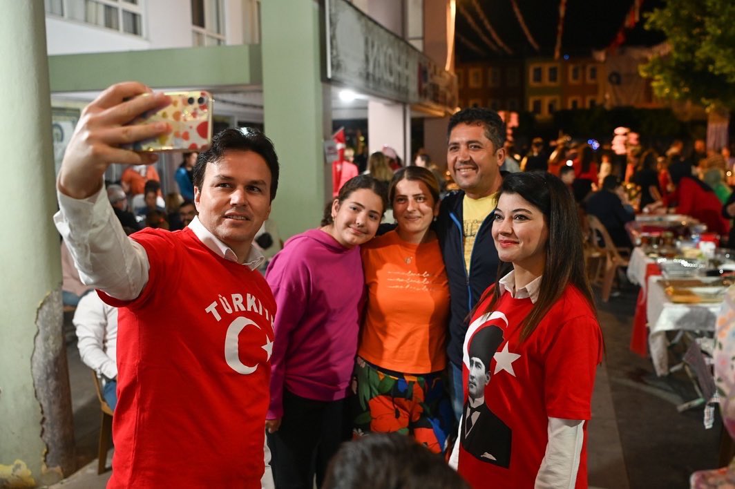 AvOkanKocakaya's tweet photo. 3. Demre Kekova Festivali sona erdi. 😔
Geriye, güzel yürekli hemşehrilerimizle fotoğraf karelerinde kalan anlar kaldı. ❤️
#demrefest
#demrekekovafestivali
#demrebelediyesi
#antalya #demre #kekova
#iyibelediyecilik https://t.co/FvinIAQsYL