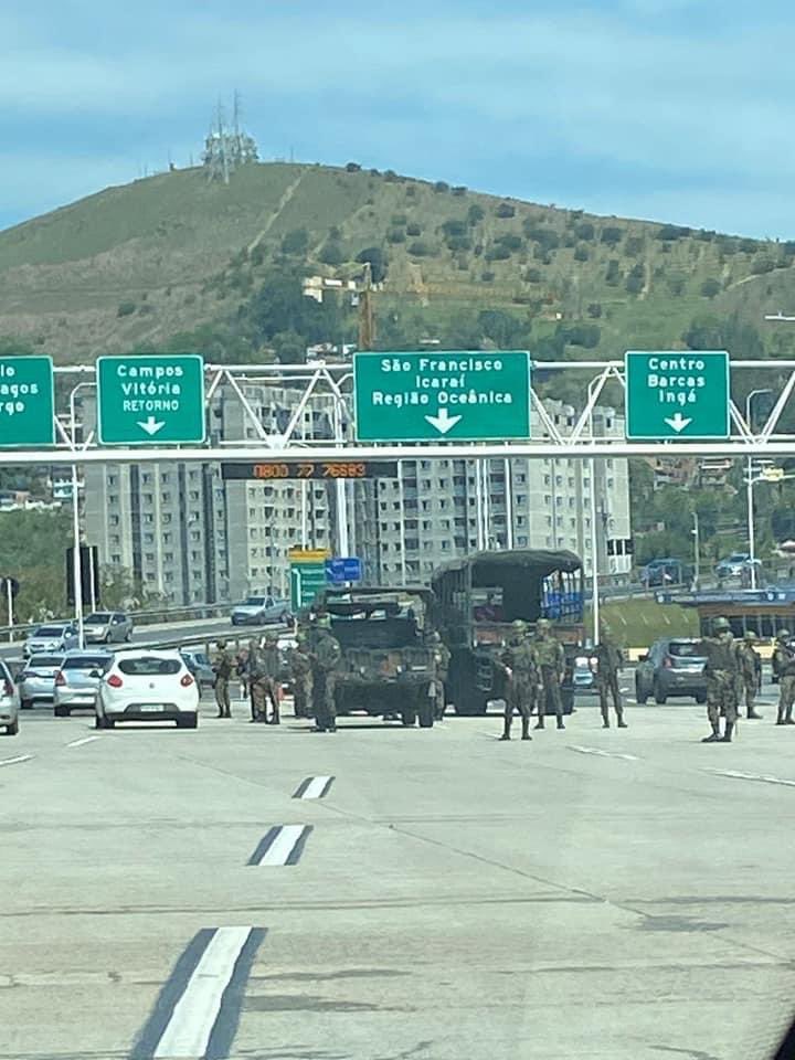 elismonteiro's tweet photo. O exército está fazendo blitz na Ponte Rio-Niteroi por quê???? https://t.co/MxD5xH5tDN