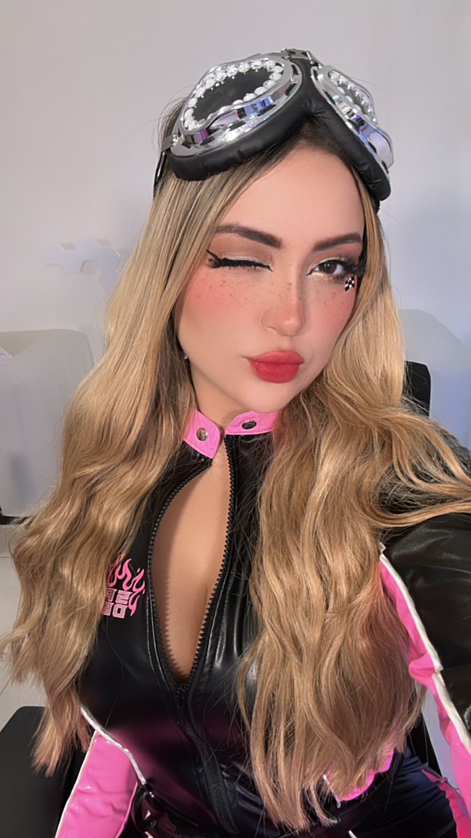 Corredora de carreras 🏎️🏁 twitch.tv/AriGameplays Tortilla halloweenesco 🥰