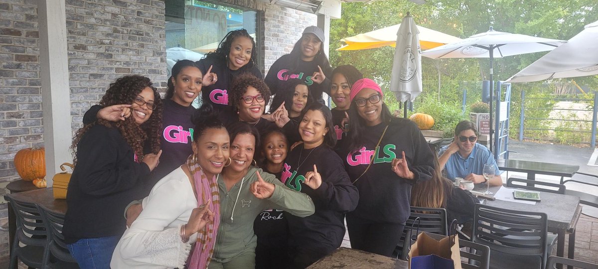 SayitSavoy's tweet image. @UHouston Homecoming fun with my girLS! Fall 05! #epsilonlambda ran into some chapter members whe we set our homecoming out! #prettygirLS #27elementsofenvy
