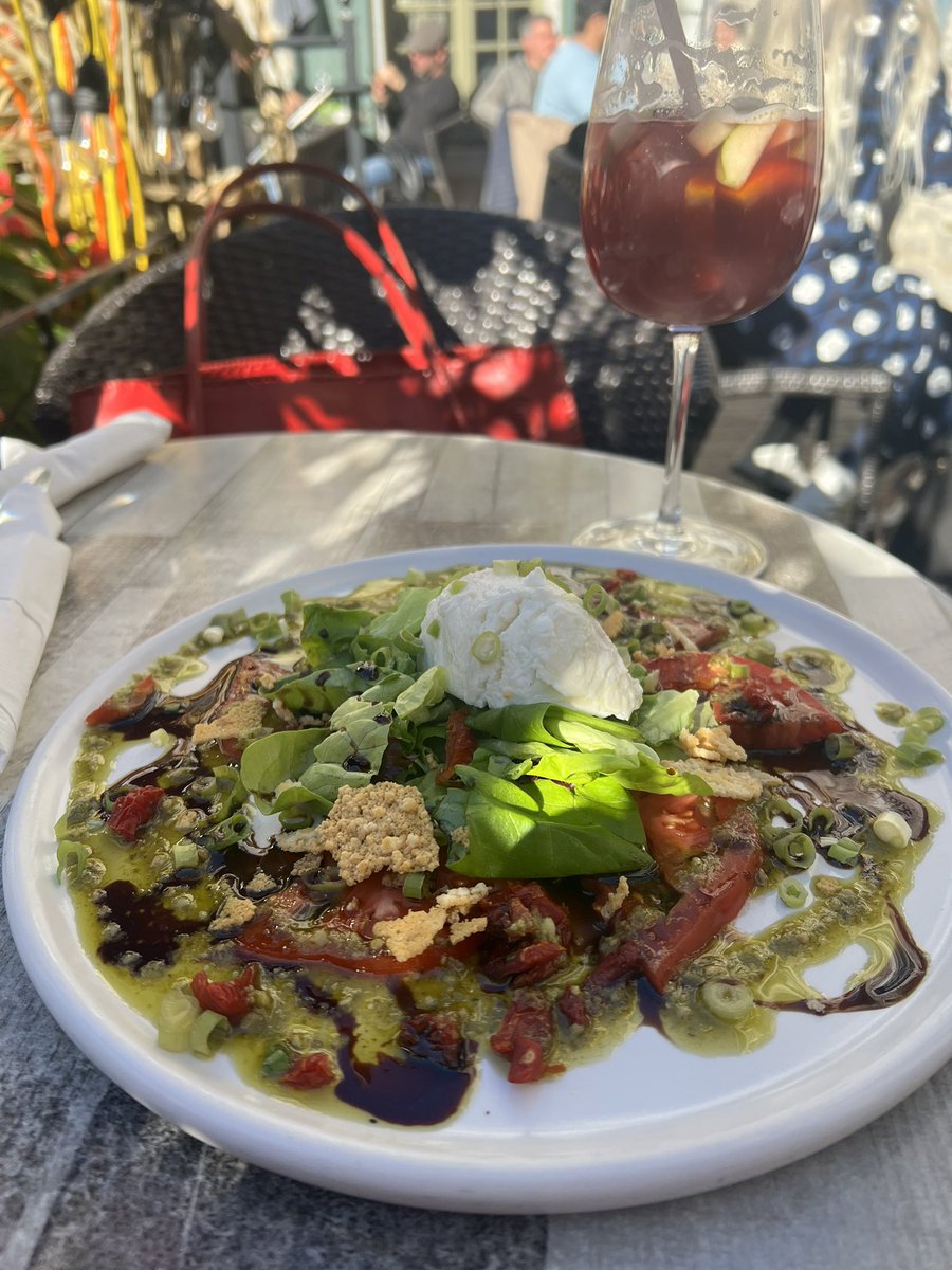 Literally the best salad I’ve ever had #lapizz #oldquebec #Quebec #travelphotography 🇨🇦🍷🥗