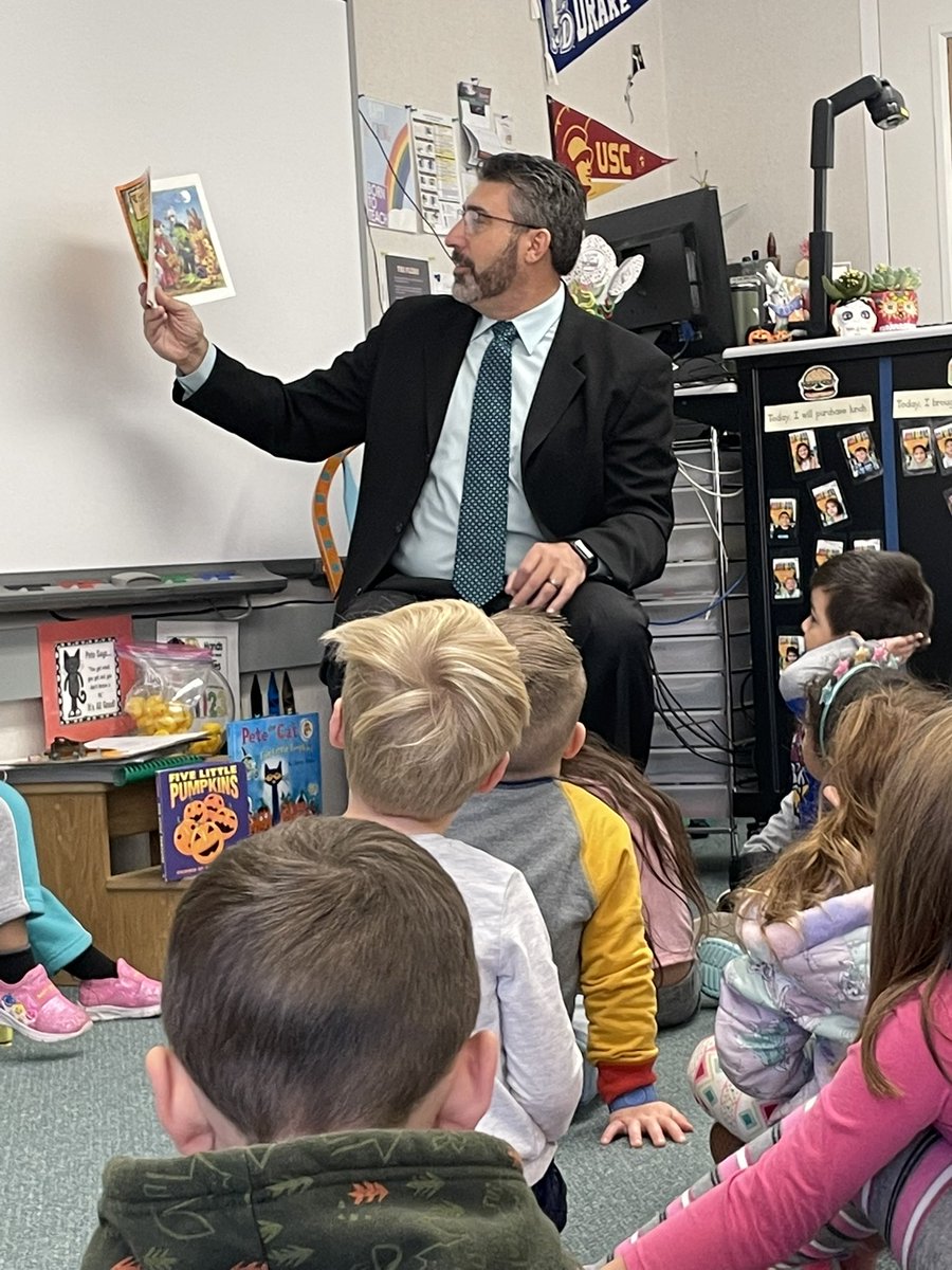 Dr. Cutler reading to our TK students. Dr. Cutler leyendo a nuestros estudiantes de TK.