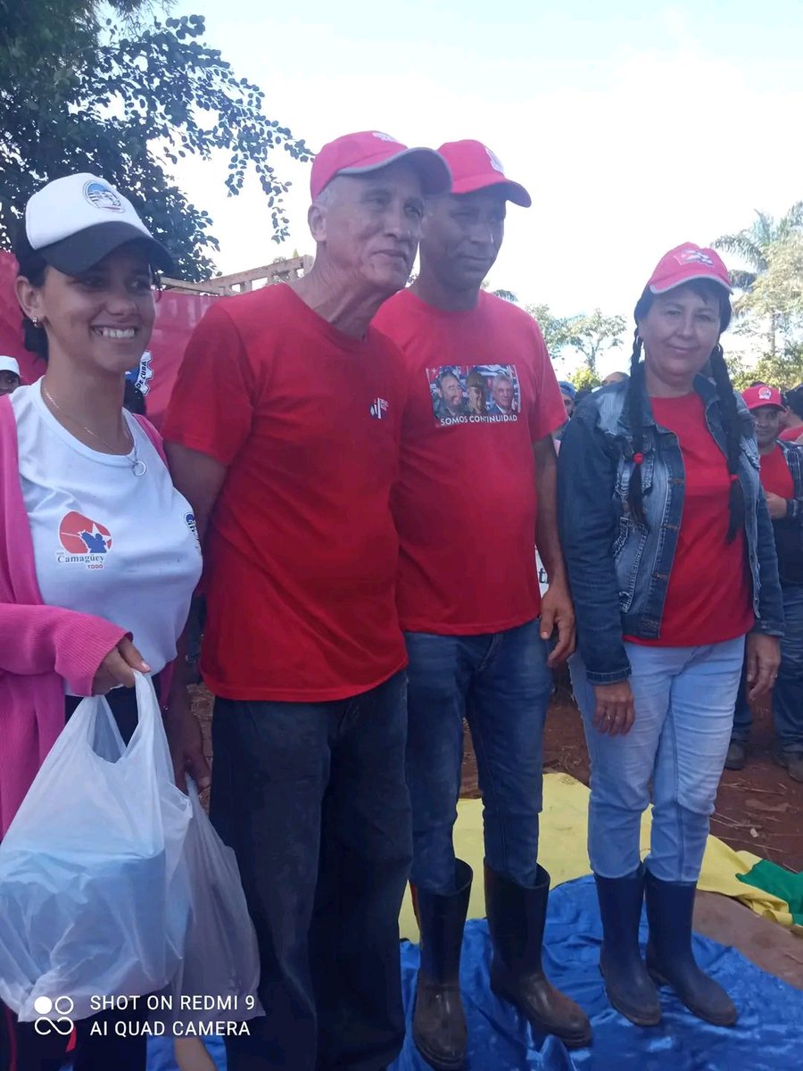 FHHernndez1's tweet photo. Hay muchas formas de celebrar un significativo aniversario, pero si hablamos de una universidad "vestida de pueblo" desde sus inicios, como es la @uc_camaguey, primera fundada por la Revolución: mejor desde y con el barrio, y en jornadas de trabajo voluntario. 🇨🇺#PorCamagueyTodo https://t.co/wVeYHYD81y