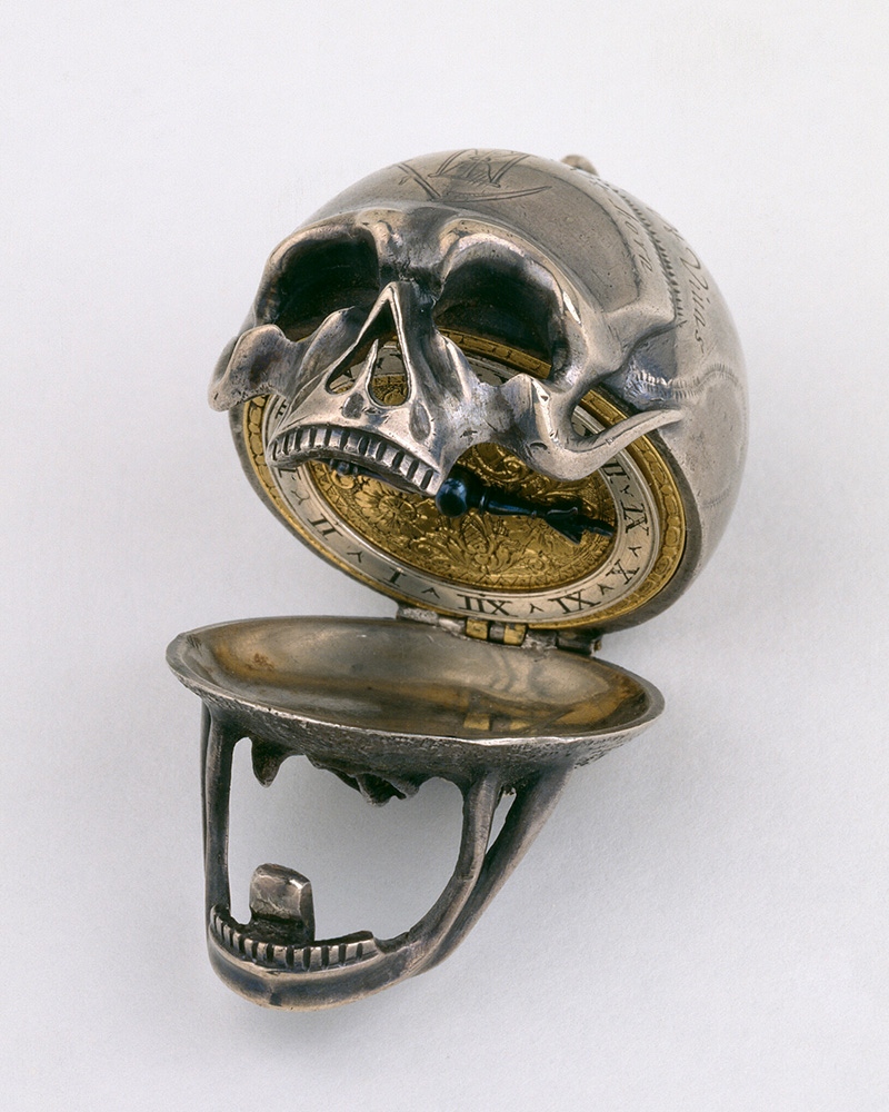 AshmoleanMuseum's tweet image. This morning the clocks went back, giving us an extra hour of Halloween weekend!

This silver-cased verge watch in the shape of a human skull is engraved with 'memento mori' exhortations – reflections on death and the after life 👀