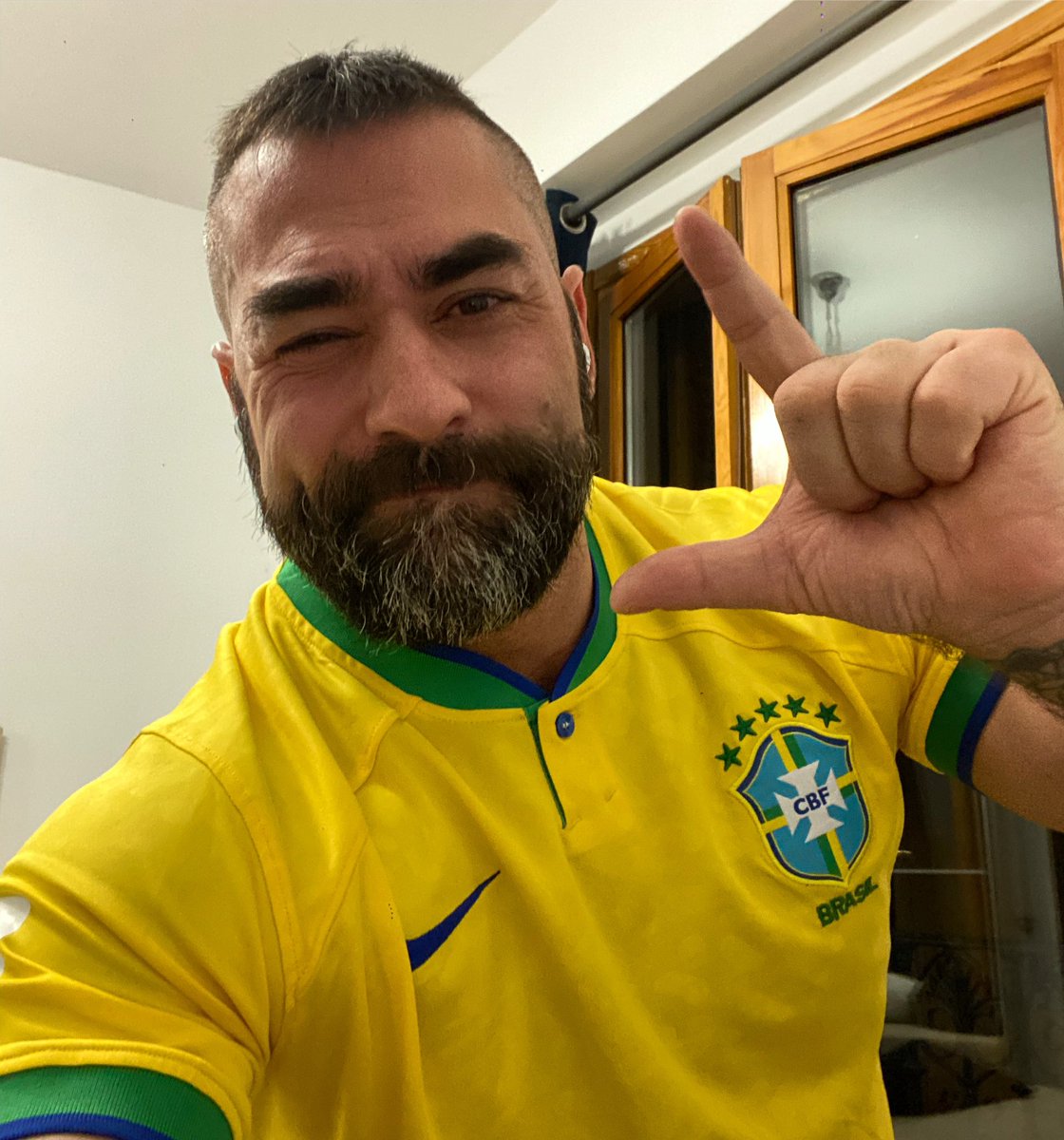 Votar em Bolsonaro significa votar a favor do racismo, da homofobia, do menor preço para as mulheres (misógina), ser participante da extinção da Amazônia e apoiar o negacionismo diante de uma pandemia global que já ceifou quase 700.000 mil vidas.  Quer ser cúmplice de tudo isso?