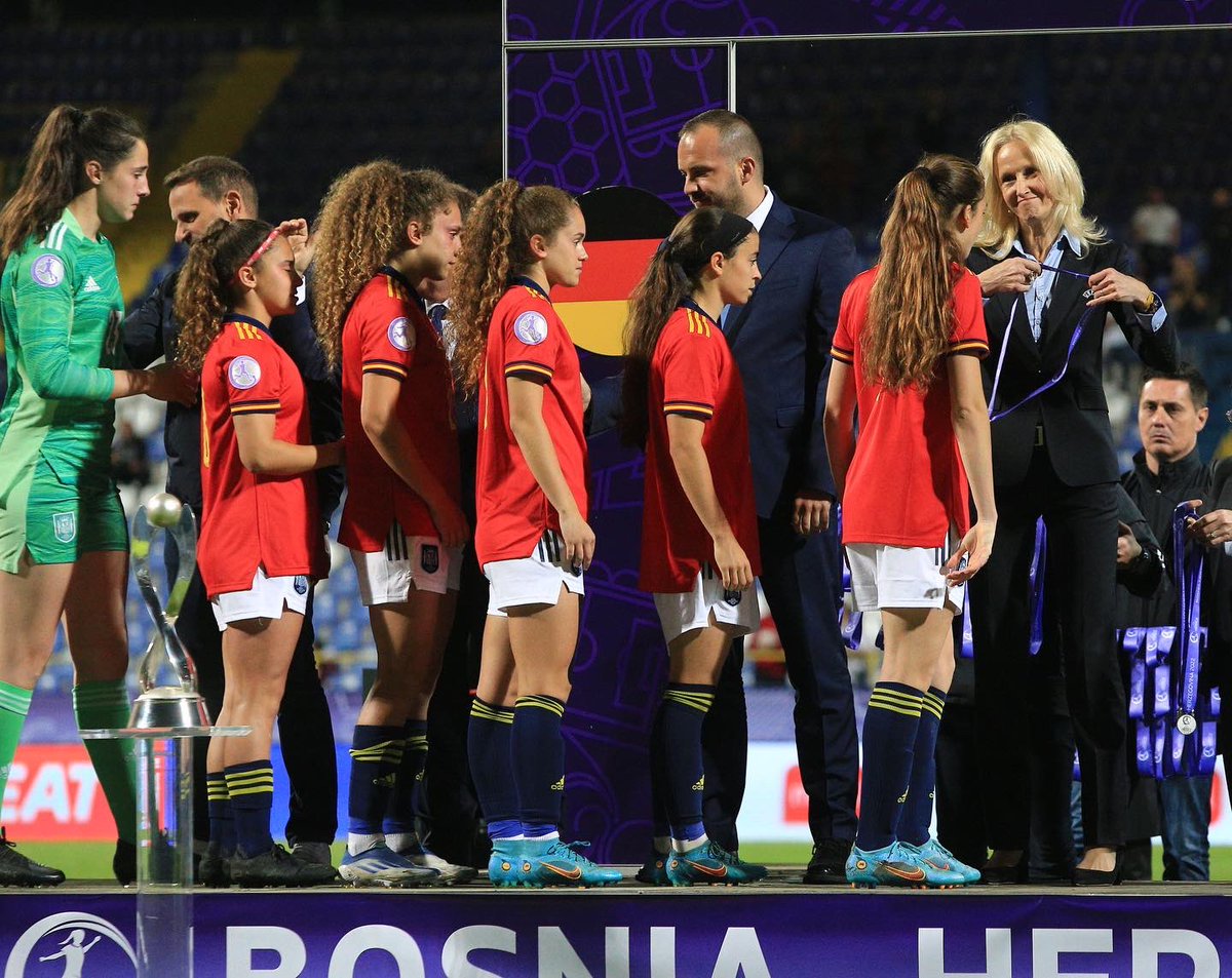 david_lrl's tweet image. 2022, el año en el que la @SEFutbolFem 🇪🇦 ganó:

🥇 Europeo sub-19
🥇 Mundial sub-20
🥇 Mundial sub-17
🥈 Europeo sub-17
🥇 Europeo futsal

Para aplaudir hasta sangrar.