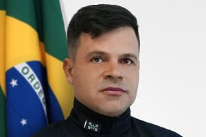 TeInformeii's tweet image. Esse é meu tio, Silvinei Vasques. Ele é diretor-geral da Polícia Rodoviária Federal, nesse exato momento ele está salvando o país do comunismo.
O que você tem a dizer a esse grande homem?