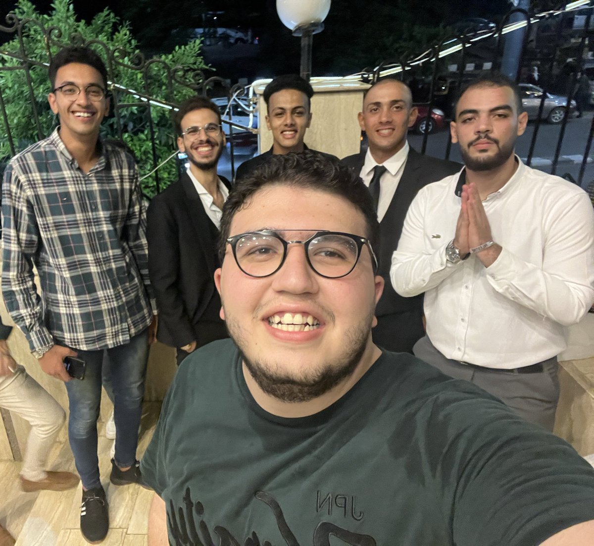 والله لو ب الفلوس ف الفلوس مش بتكفي علشان تجيب واحد بس . ولكن ربنا ممكن يرزقك ب ناس من غير اي حاجه 🤍😂 و هو ده رزقك 🤍🤍