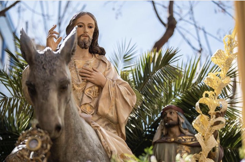 Y al orar, no hablen solo por hablar como hacen los gentiles, porque ellos se imaginan que serán escuchados por sus muchas palabras.
Mateo 6:7