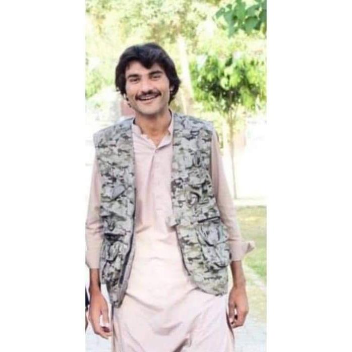 talibsindhi31's tweet photo. ھُو پچي ٿو:
                    
ڇڪي زنجير پيرن جو
ھڻي چھبڪ پٺن تي ھُو پڇي ٿو؛
«اوھين آزاد آھيو يا نه آھيو!؟»
ندي پِي، سمنڊ کي گدلو ڪري
گھر، کيت ساڙي، ھُو پڇي ٿو؛
«اوھان آباد آھيو يا نه آھيو؟!»
گھر، کيت ساڙي، ھو پڇي ٿو!!!!

#ReleaseRustamShar https://t.co/xxu2P0aRyu