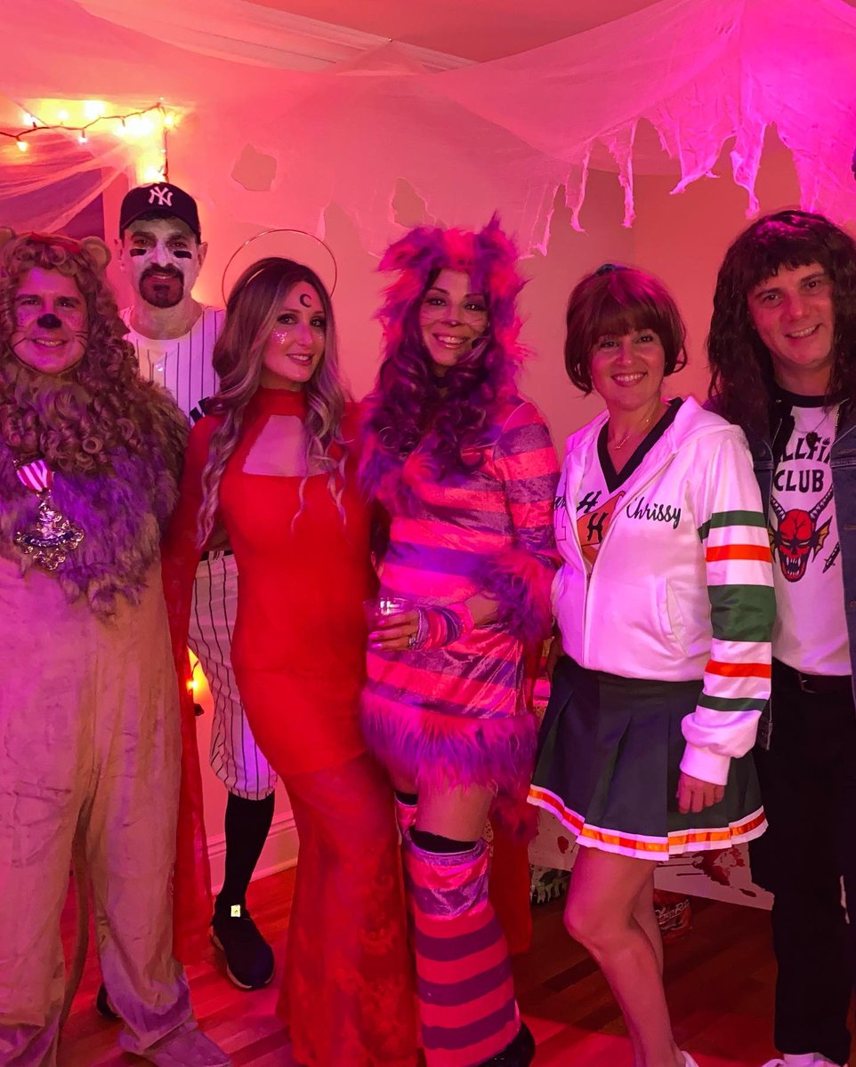 Now I know what women go through when they wear a romper. #onezie #dontbreaktheseal #halloweekend #happyhalloween #halloween #cowardlylion #wizardofoz