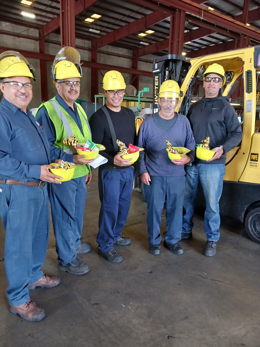 SteelTech_NA's tweet photo. More Manufacturing Month surprises! Steel Technologies - Mira Loma, CA and Mission, TX celebrated their teammates this week by giving them some sweet treats, a tool bag, and a hard hat! #ManufacturingMonth #SteelTechTeam https://t.co/qvYA31DUO2