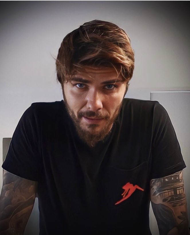 Barışın sayfasında çok fazla spam var hikayesi hesapımda gözükmüyor bile tccandler önemli ama birazda barışın son reelslerine  yorum yapsak etkili olabilir #bmyfc #BarışMuratYağcı #barismuratyağcı