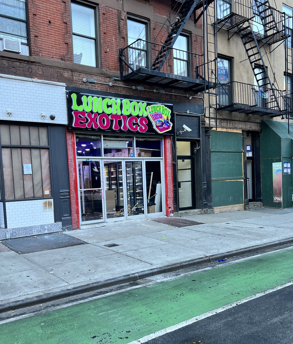 So many cannabis/smoke shops opening in Hells Kitchen. This isn’t even all in just a few blocks of 9th Ave. 🤮Don’t like. cc @ManhattanBoard4