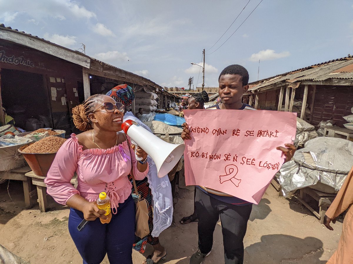 ProjBetterLife's tweet photo. 🎀 Participants in the Pink Walk did a fantastic job communicating important information on breast cancer in English and Yorùbá to market women in Bodija, Ibadan. 

#PinkWalkForLife https://t.co/iPhfNSIptk