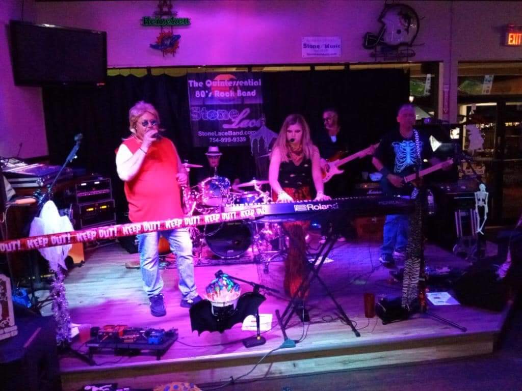 HaileyEMusician's tweet photo. Some photos from last night's show at Sharkeys! 

Photo cred: Heidi Warner and Georgia Garnecki

#music #musician #performer #Halloween #halloweenperformance #halloweenshow #Halloweencostume #80s #80smusic https://t.co/pJFv3mZEYK