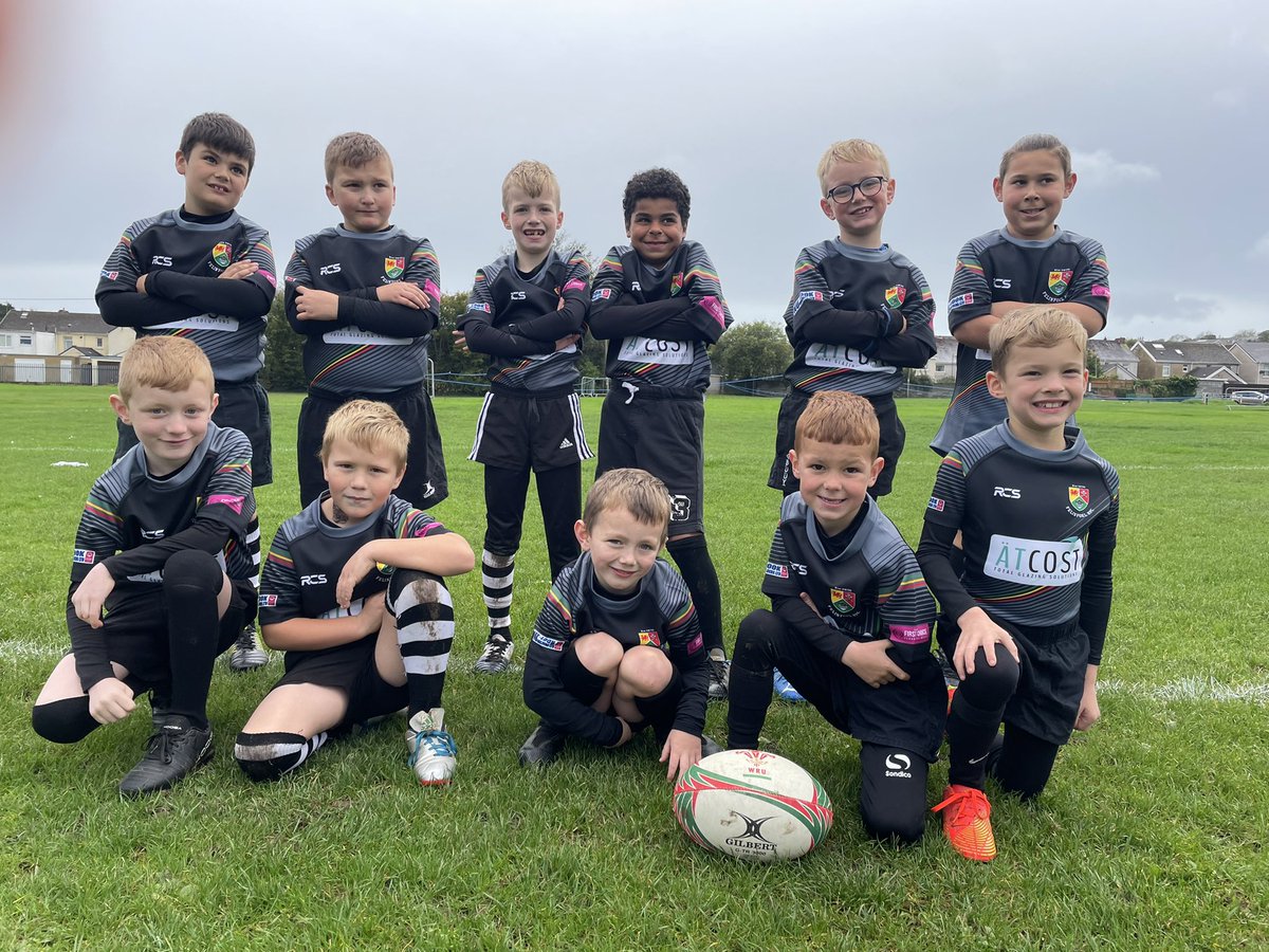 minis_rfc's tweet photo. Inspiration for our young players in their new kit today, the best No 10 and local boy @wru @scarlets @LlanelliRFC @llanellistar @WRU_Scarlets @vivalafoel @WRU_Community #PhilBennett https://t.co/CuemE00Esj