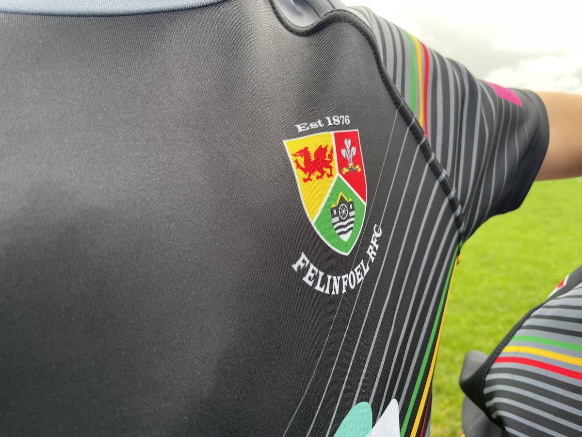 minis_rfc's tweet photo. Inspiration for our young players in their new kit today, the best No 10 and local boy @wru @scarlets @LlanelliRFC @llanellistar @WRU_Scarlets @vivalafoel @WRU_Community #PhilBennett https://t.co/CuemE00Esj