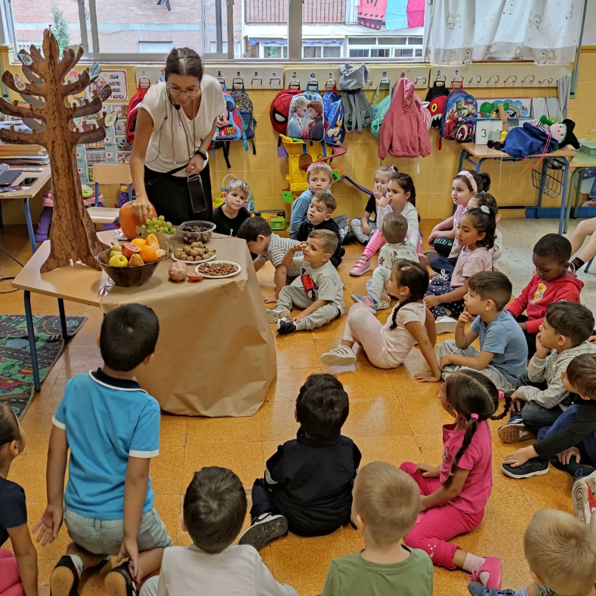 CEIPJabega's tweet photo. La semana pasada nuestras maestras de infantil nos enseñaron un montón de cosas del OTOÑO.

Qué bonito es ver la unión que tienen las tres clases de nuestros pequeños y las ganas que tienen de aprender cosas nuevas.

Os dejamos unas fotos de esta actividad tan enriquecedora 😍 https://t.co/LrQU2LPQ93