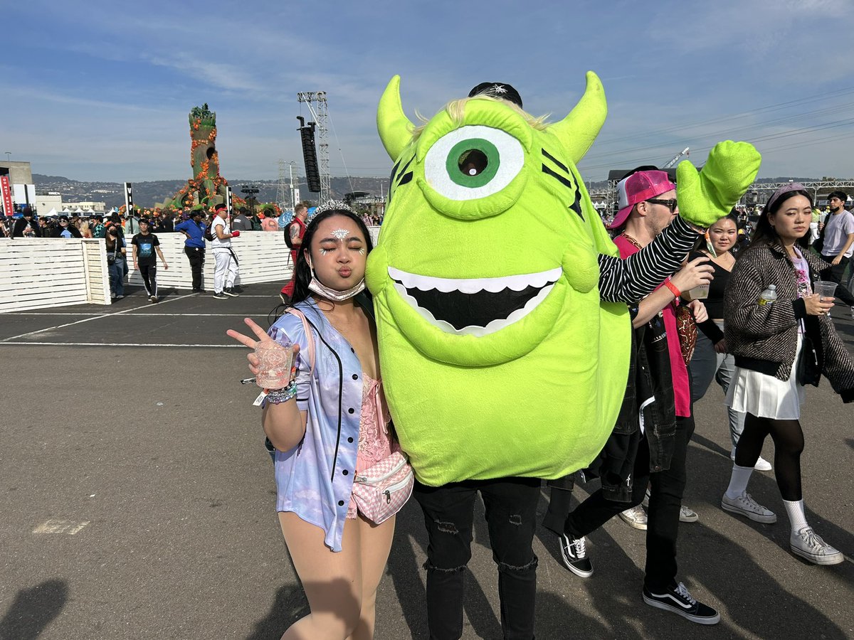 asukalbata's tweet photo. PUT THAT THING BACK WHERE IT CAME FROM, OR SO HELP ME!
I’m so glad I met @PorterWazowski irl!! Defs best costume :3 https://t.co/W649nsIjK8