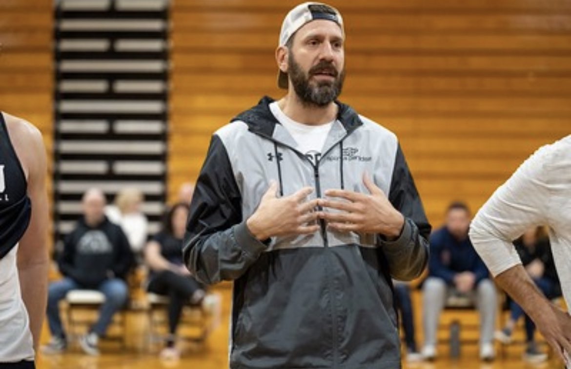 DevilsMbb's tweet photo. Special thanks to Kevin Kretschy β99 and a member of the @fdu_devils Hall of Fame, for speaking to our guys after Open Practice last weekend!
Thanks also goes to @CoachDillonMHGB for stopping by! Love having our alumni and their families back in the Rec! #OnceADevil https://t.co/fhOOLnIR9L