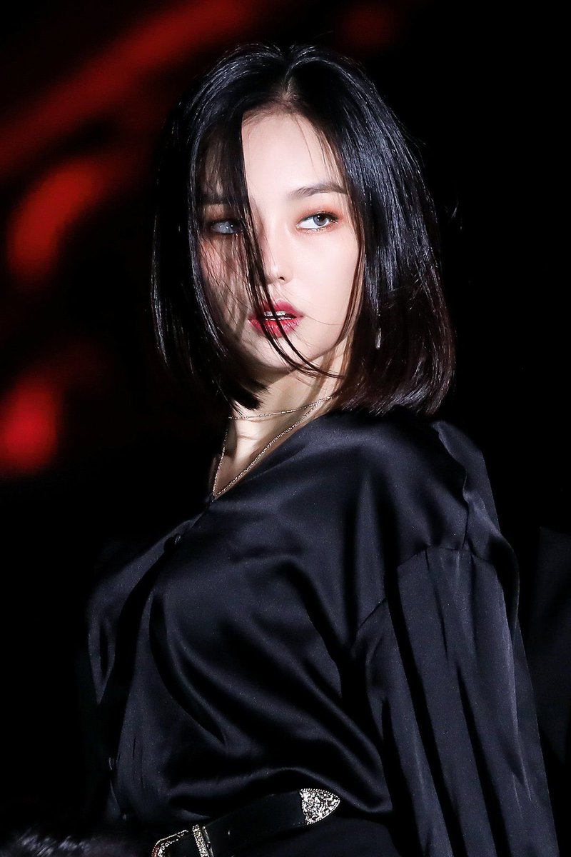 coloredseung's tweet photo. a thread of yeeun’s viral videos https://t.co/QRe81XinCD