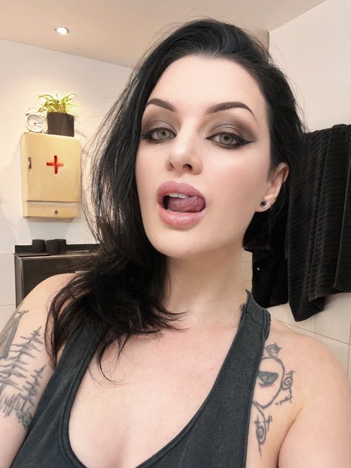 Getting ready for my OnlyFans Halloween livestream ? https://t.co/ESPjD89M5q