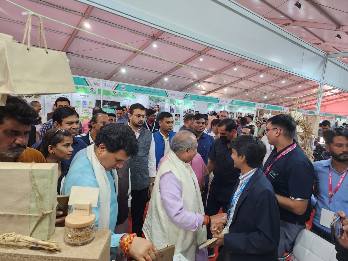 singhshubham91's tweet photo. Sharing about @CrasteCo  sustainable products out of crop waste with Honourable Minister of Agriculture @nstomar, Minister of State for Agriculture and Farmers Welfare @KailashBaytu, Union Minister of State for Agriculture and Farmer Welfare @ShobhaBJP. https://t.co/pOP4IK0wpF