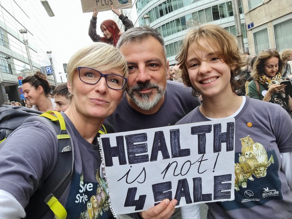 milkasklvc's tweet photo. Strong @EPHA_EU forces were spotted last weekend on the streets of Brussels, in the wake of the @LancetCountdown 2022 report on health & climate, while awaiting the #COP27.
For health of people and planet is one. And is not for sale.
#climatemarch #standupforclimate https://t.co/fqGWpnplB6