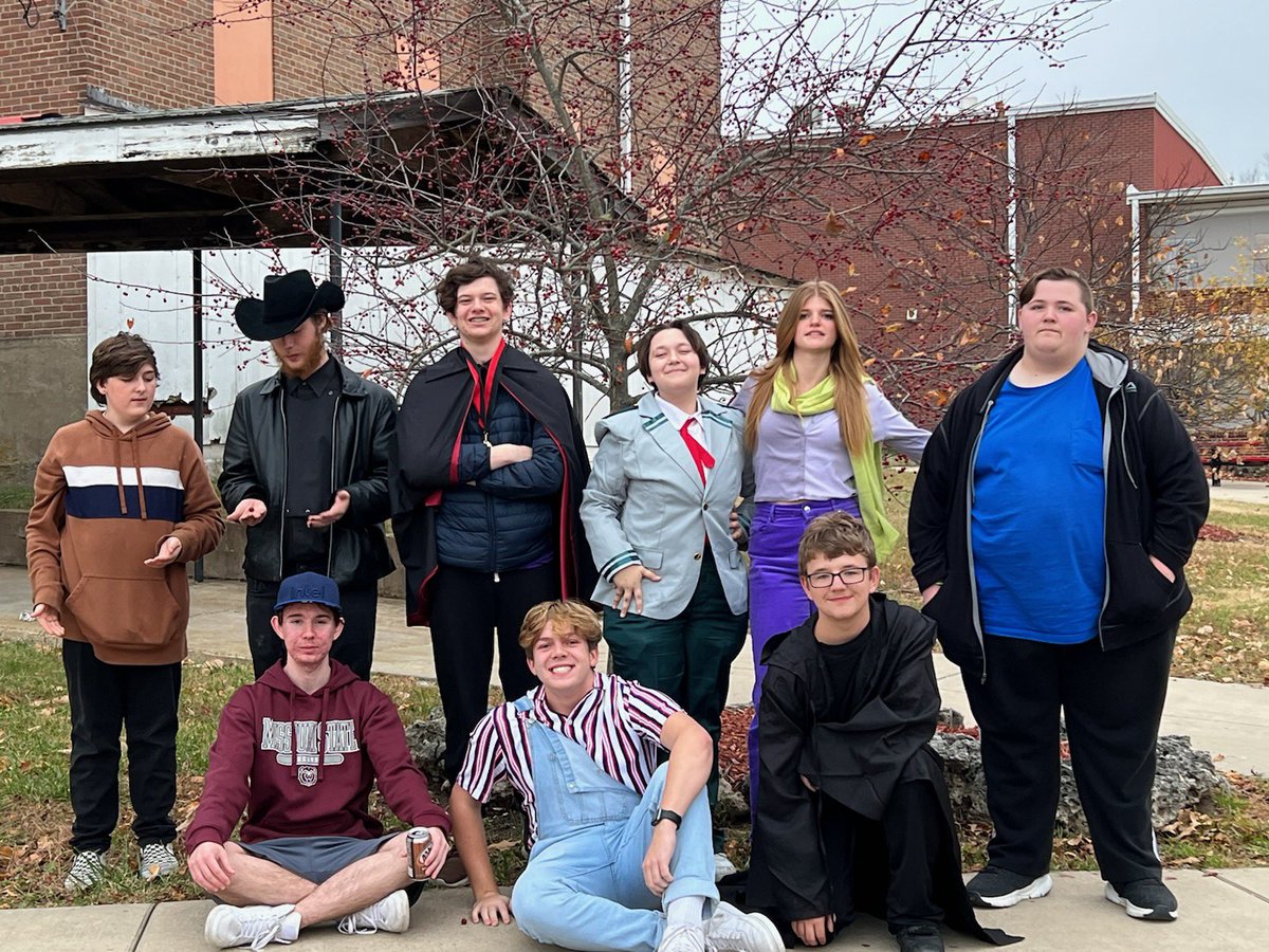 Two Teams competed at Houston this weekend , some dawning costumes. One team took third overall behind Houston and Sullivan and junior Charlie Harp placed 2nd individually.