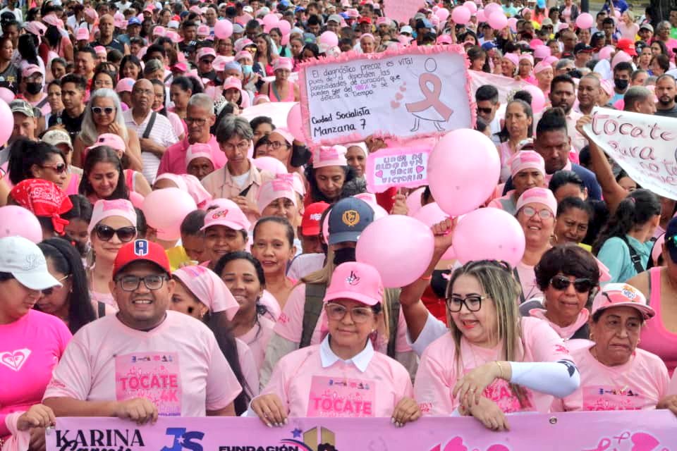 juancarlospsuv's tweet photo. ¡Así finalizamos el mes Rosa!, mes de prevención y de lucha contra el cáncer de mama, con esta hermosa caminata. Muchas gracias a nuestra querida Gobernadora @SoyKarinaCarpio por acompañarnos y dar su amor a nuestras familias victorianas.

@NicolasMaduro #Prevenir #MesRosa https://t.co/jqOwC38sbw
