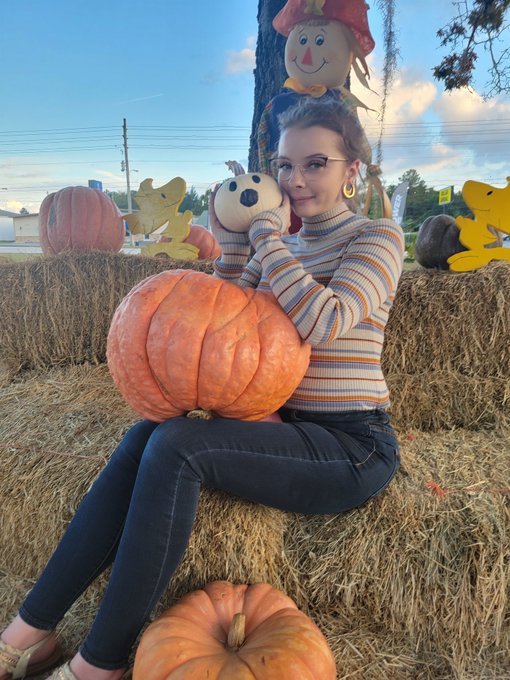 Got a last minute thicc gourd and a lil ghost pumpkin 🎃👻 https://t.co/oGRFEhtFhs<a href="/tag/family"class="tags"><span>#family</span></a><a href="/tag/newyear"class="tags"><span>#newyear</span></a>