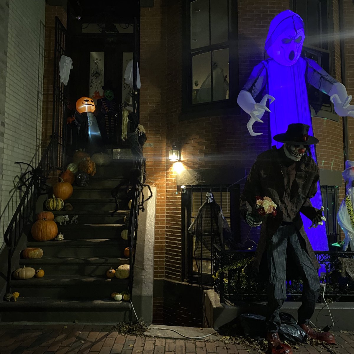 Allison_B_Ross's tweet photo. Halloween in Boston 🎃👻 https://t.co/IrqfmC7G5g