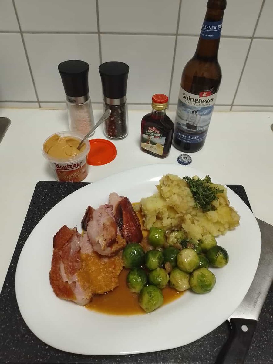 JensAusHamburg's tweet photo. #Schweinekrustenbraten in #Guiness gegart und dann die #Kruste im #Ofen #gebacken, mit #Wurzelgemuese, #Peperoni, #Knoblauch, #Salz und #Pfeffer, #Lorbeerblaetter.
Dazu #Rosenkohl mit #Speck.
Sowie #Stampfkartoffeln mit #Butter und #Muskat.
#DinnerForChampions https://t.co/2xc42GNLJu