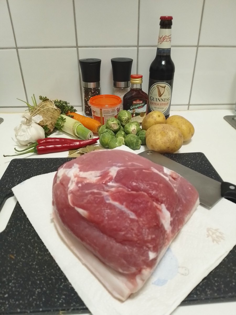 JensAusHamburg's tweet photo. #Schweinekrustenbraten in #Guiness gegart und dann die #Kruste im #Ofen #gebacken, mit #Wurzelgemuese, #Peperoni, #Knoblauch, #Salz und #Pfeffer, #Lorbeerblaetter.
Dazu #Rosenkohl mit #Speck.
Sowie #Stampfkartoffeln mit #Butter und #Muskat.
#DinnerForChampions https://t.co/2xc42GNLJu