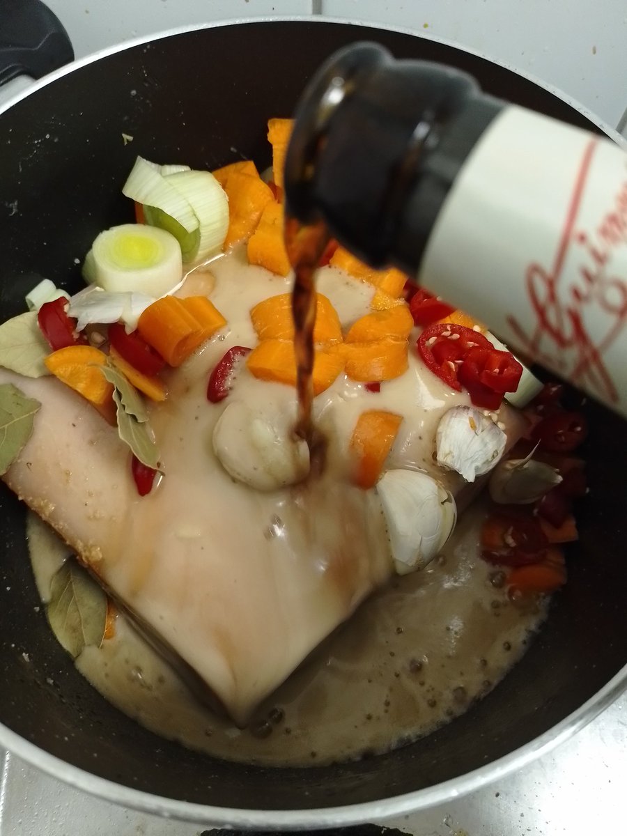 JensAusHamburg's tweet photo. #Schweinekrustenbraten in #Guiness gegart und dann die #Kruste im #Ofen #gebacken, mit #Wurzelgemuese, #Peperoni, #Knoblauch, #Salz und #Pfeffer, #Lorbeerblaetter.
Dazu #Rosenkohl mit #Speck.
Sowie #Stampfkartoffeln mit #Butter und #Muskat.
#DinnerForChampions https://t.co/2xc42GNLJu