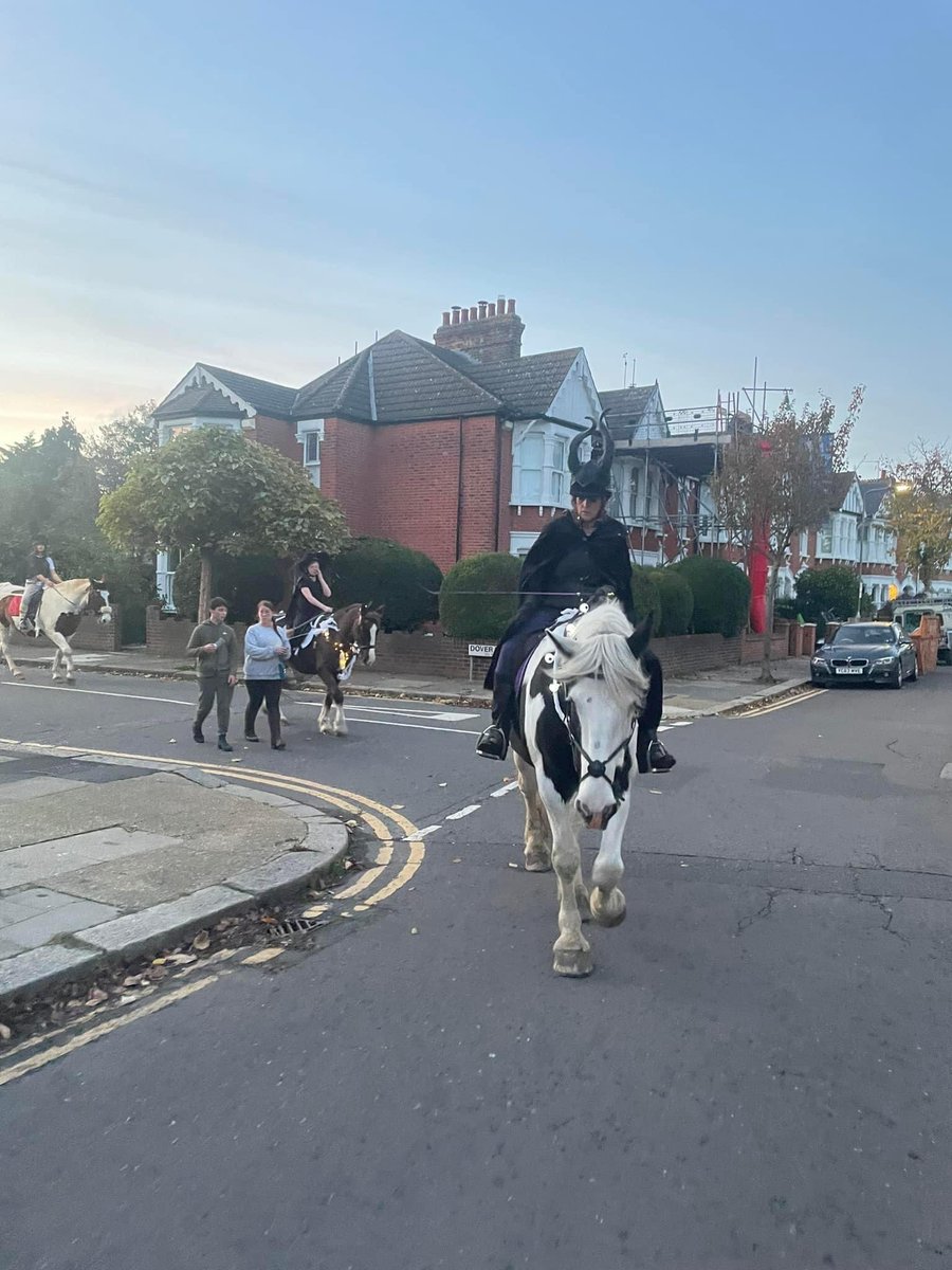 Hope you managed to catch us on our Halloween Parade this evening. @APSE12 @StGAldersbrook @WansteadParkWX @wavidi @FWP2009 @wanstead_meteo #Halloween #halloweenhorses #aldersbrook #ride #parade