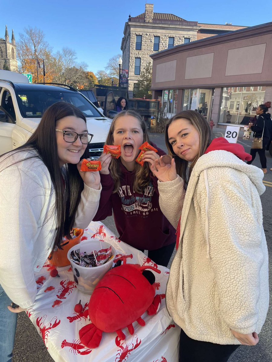 ths_kc's tweet photo. On Saturday, several Key Club members participated in Taunton’s annual Trunk or Treat event in the Taunton Green and it was a success! Thank you to everyone who participated! @tauntonhstigers @Taunton_Schools #LoveTauntonHS https://t.co/Qs3KBXoS7D
