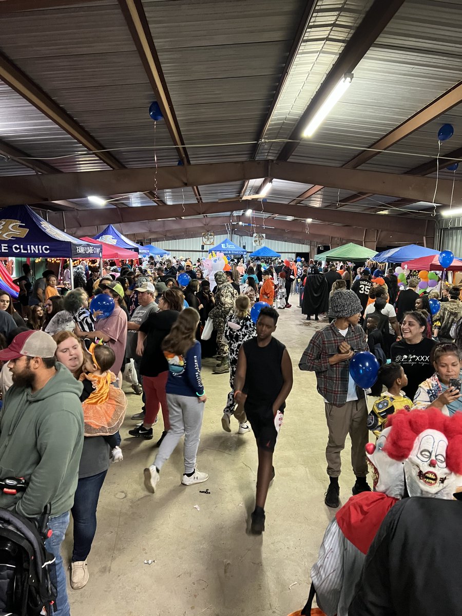wardlaw4arkans1's tweet image. Bradley County Chamber of Commerce’s “Tent or Treat” was a hit!
Sheriff Tillman and I cooked hotdogs and gave away a ton of candy. 
Thanks to all for coming out! 🎃
#jeffwardlawforstaterep #profamily #procommunity #prolife #progun