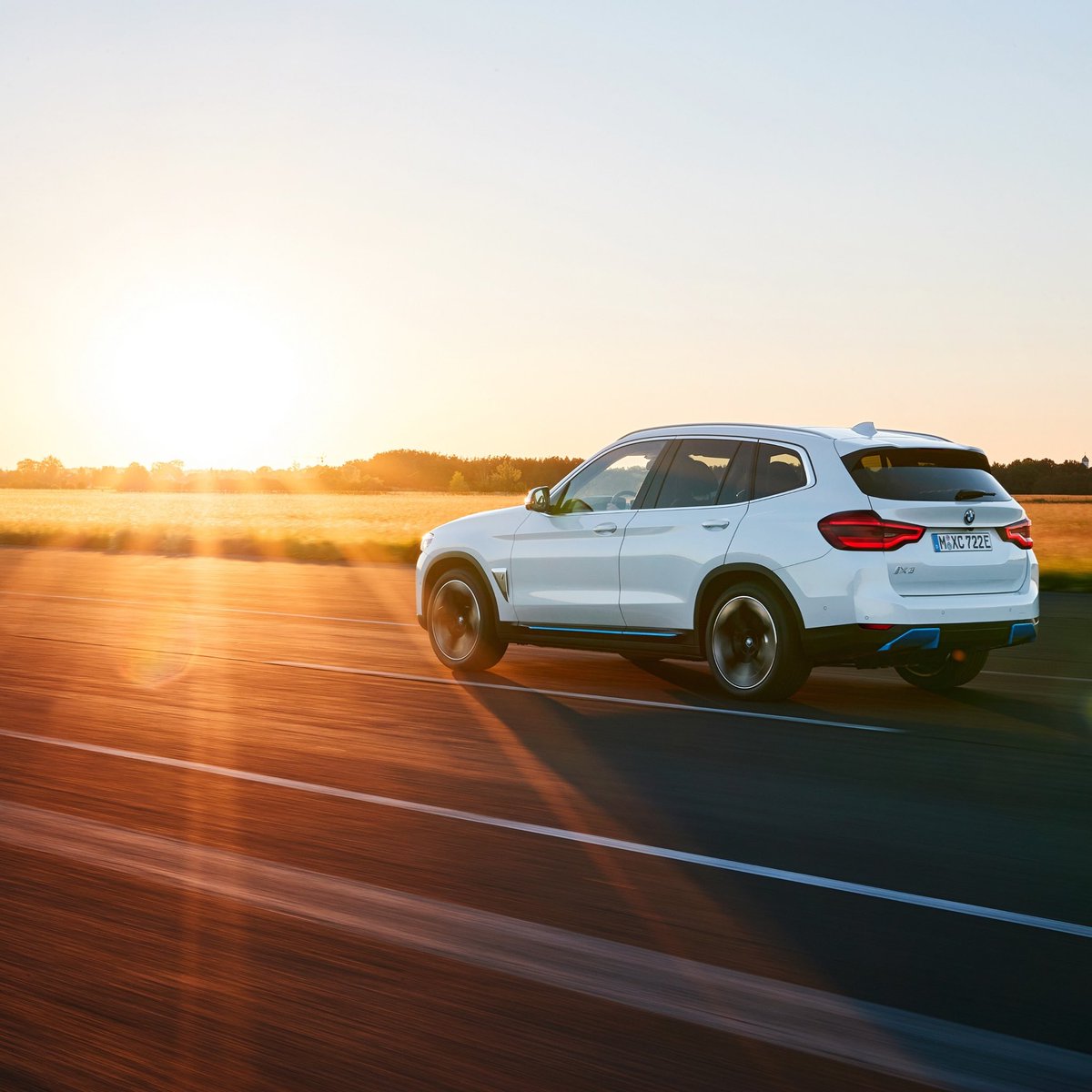 evhomeinstalls's tweet photo. Sundown 🌄, 1 night closer to All Hallow's Eve 🎃 #THEiX3 

The #BMW iX3:
Power consumption/100km, CO2 emission/km, comb.: 18.9-18.5 kWh, 0g. According to WLTP, https://t.co/yStSf3XxaT. https://t.co/L7BSEtUQeA